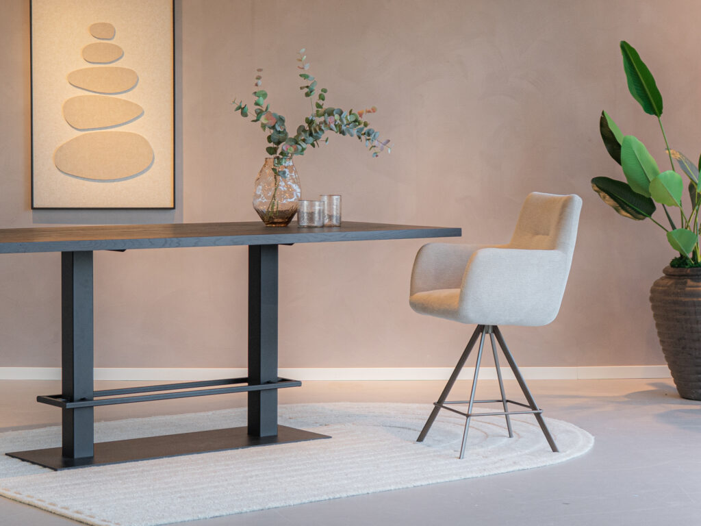 barkruk met stevige armleuningen en een strak beige stoffen zitvlak