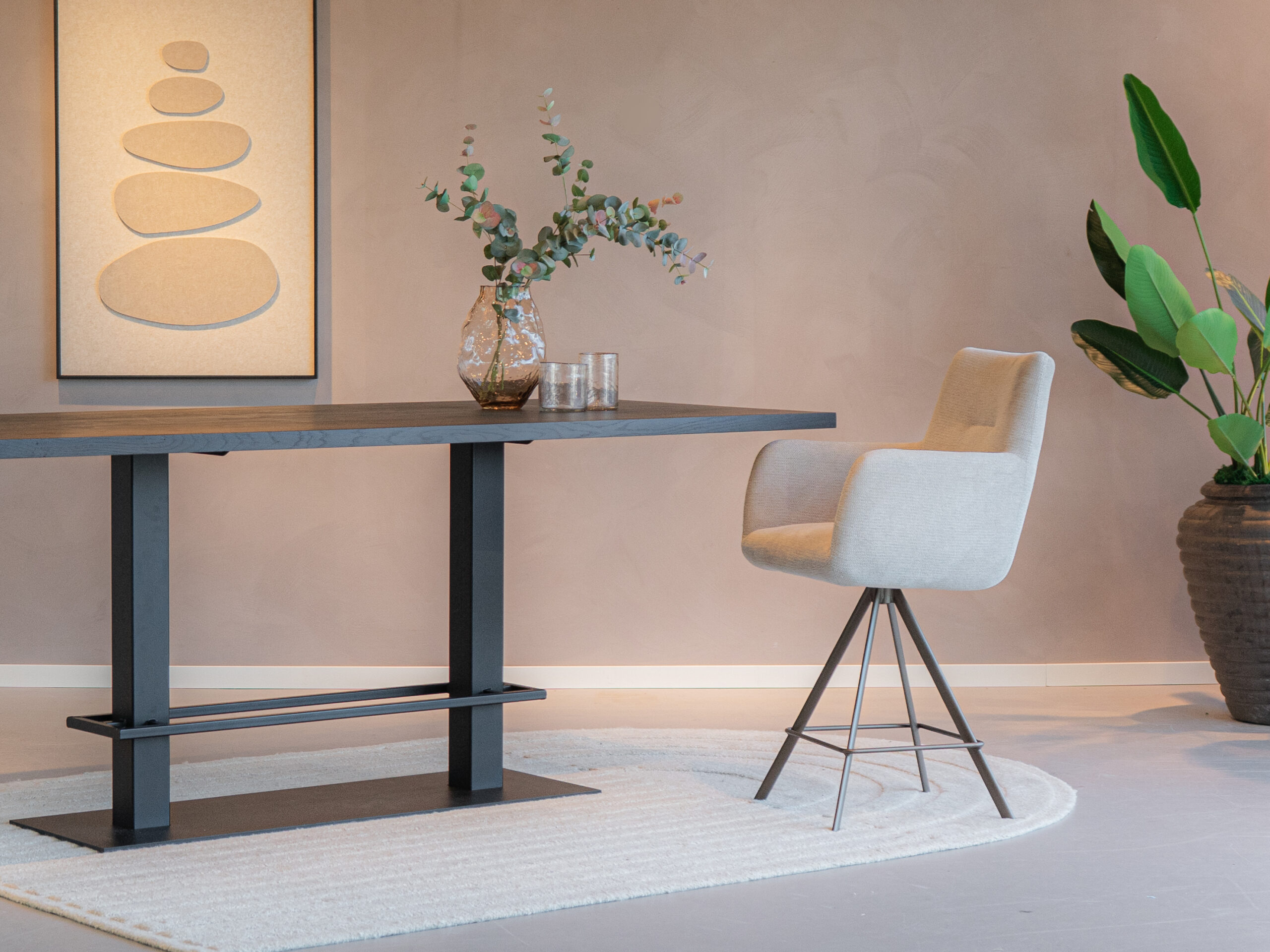 barkruk met stevige armleuningen en een strak beige stoffen zitvlak