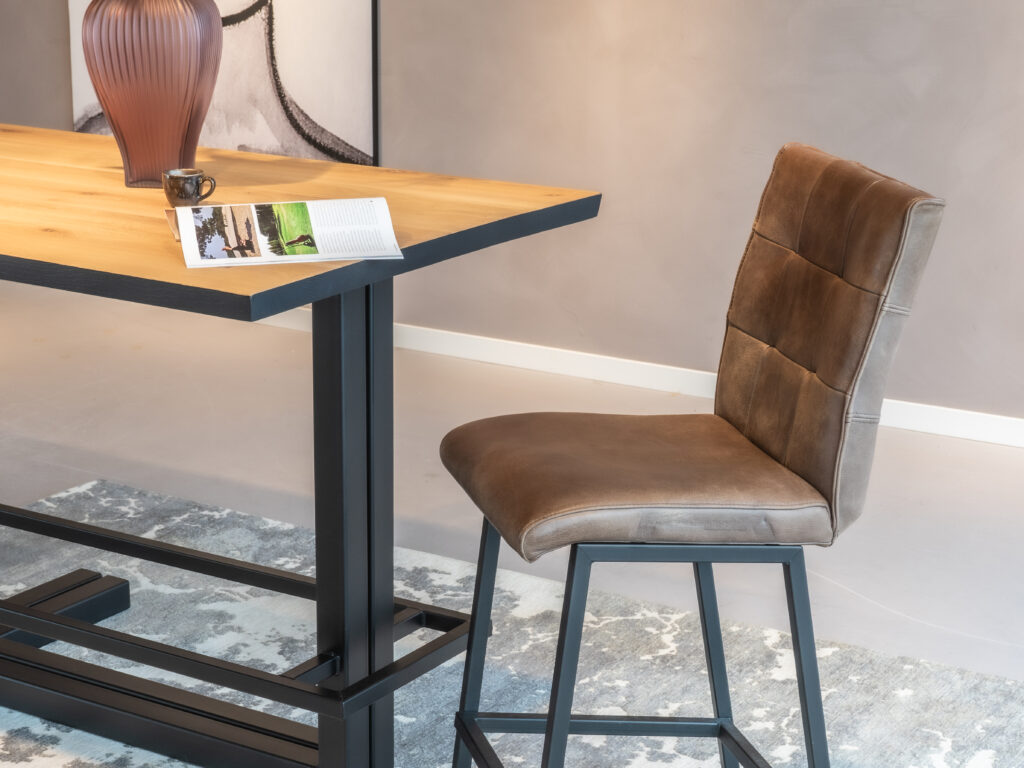 Barkruk Vertou Capiton zonder armleuning in bruin antigo leer.