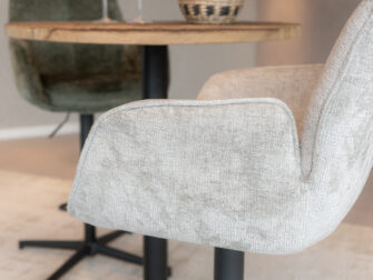 Snel in huis: een barkruk met verfijnde afwerking en aanpasbare zithoogte