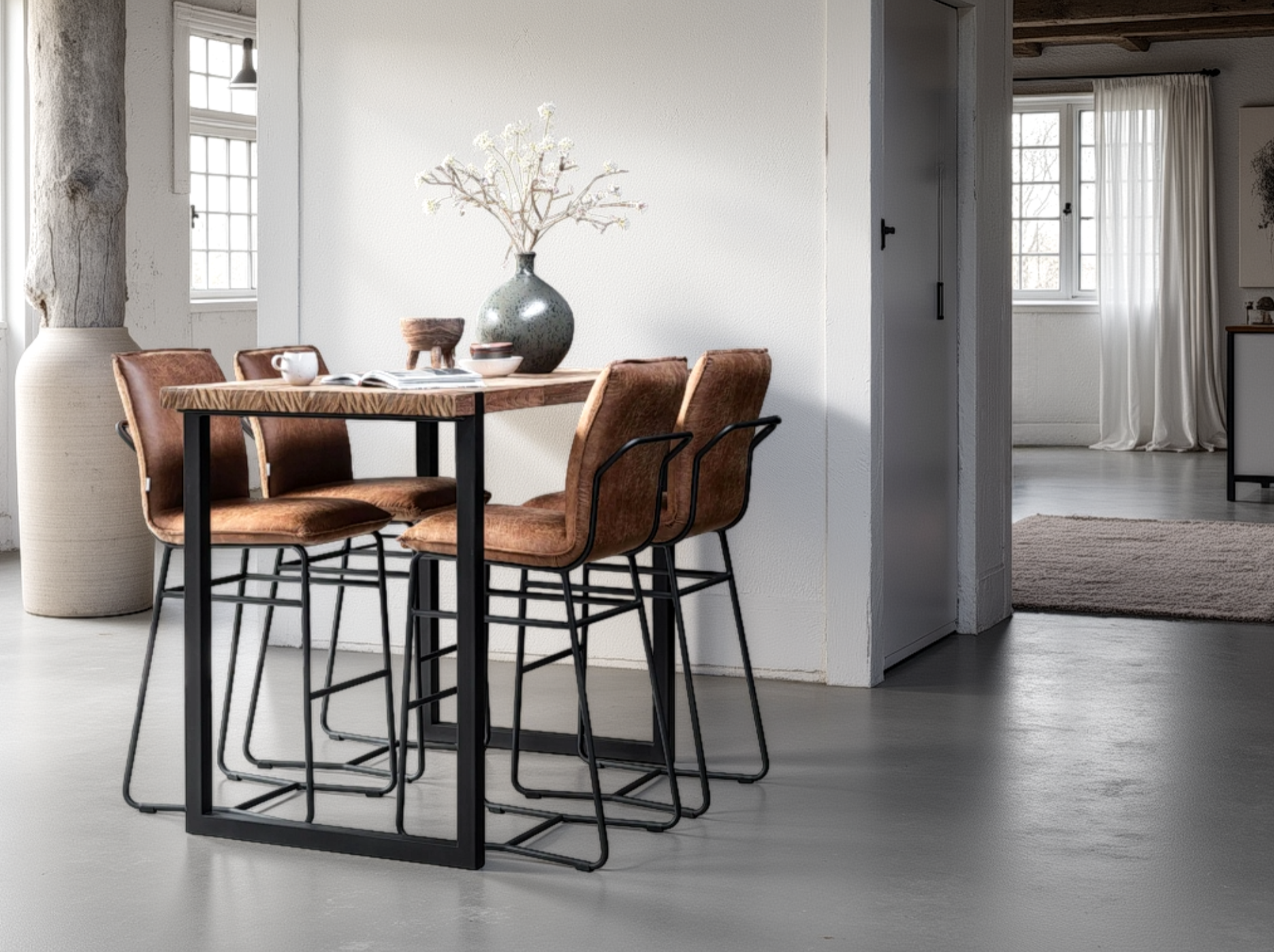 Industriële bartafel met warme houtstructuur en minimalistisch onderstel