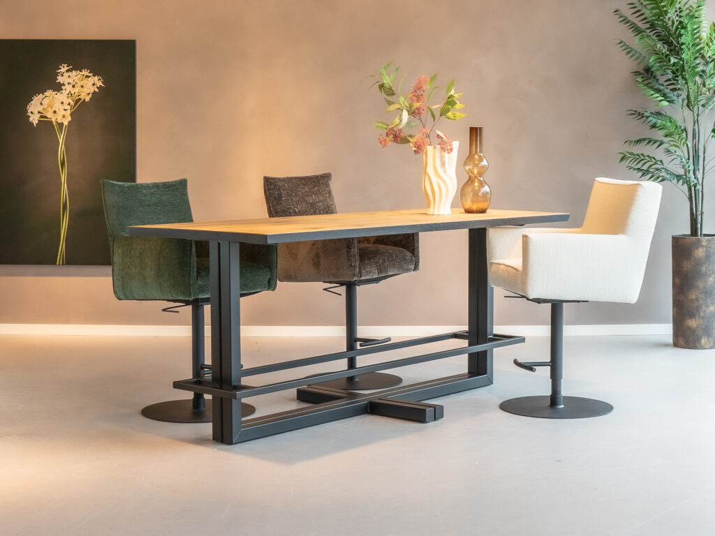 Bartafel Macon vergezeld van barkrukken Cristo, Romeo en Zarita in een stijlvolle eetruimte.