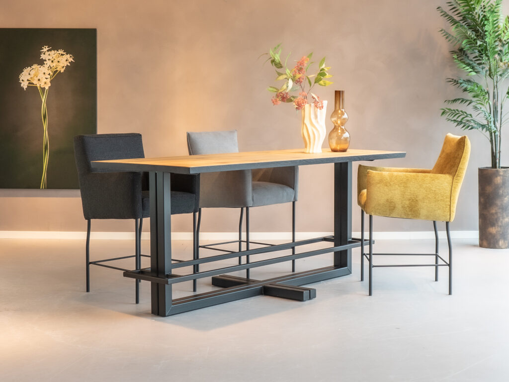 Een andere weergave van Bartafel Macon met barkrukken Fano, Genua en Gigondas.