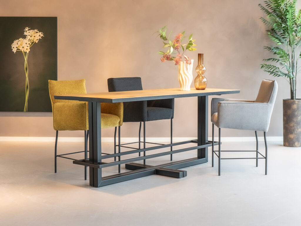 Bartafel Macon met een mix van barkrukken: Fano, Genua en Gigondas in een andere hoek.