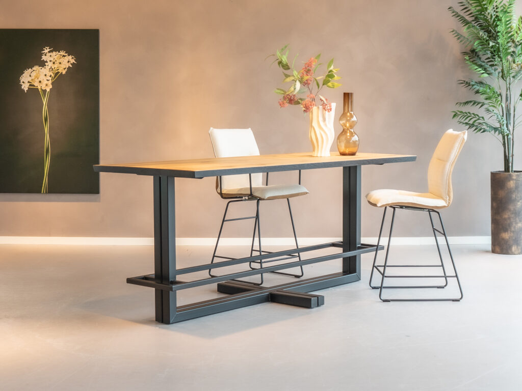 Overzicht van Bartafel Macon met barkrukken Remy in een andere hoek.