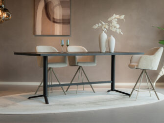 Eiken bartafel met industriële uitstraling en stabiele H-poot