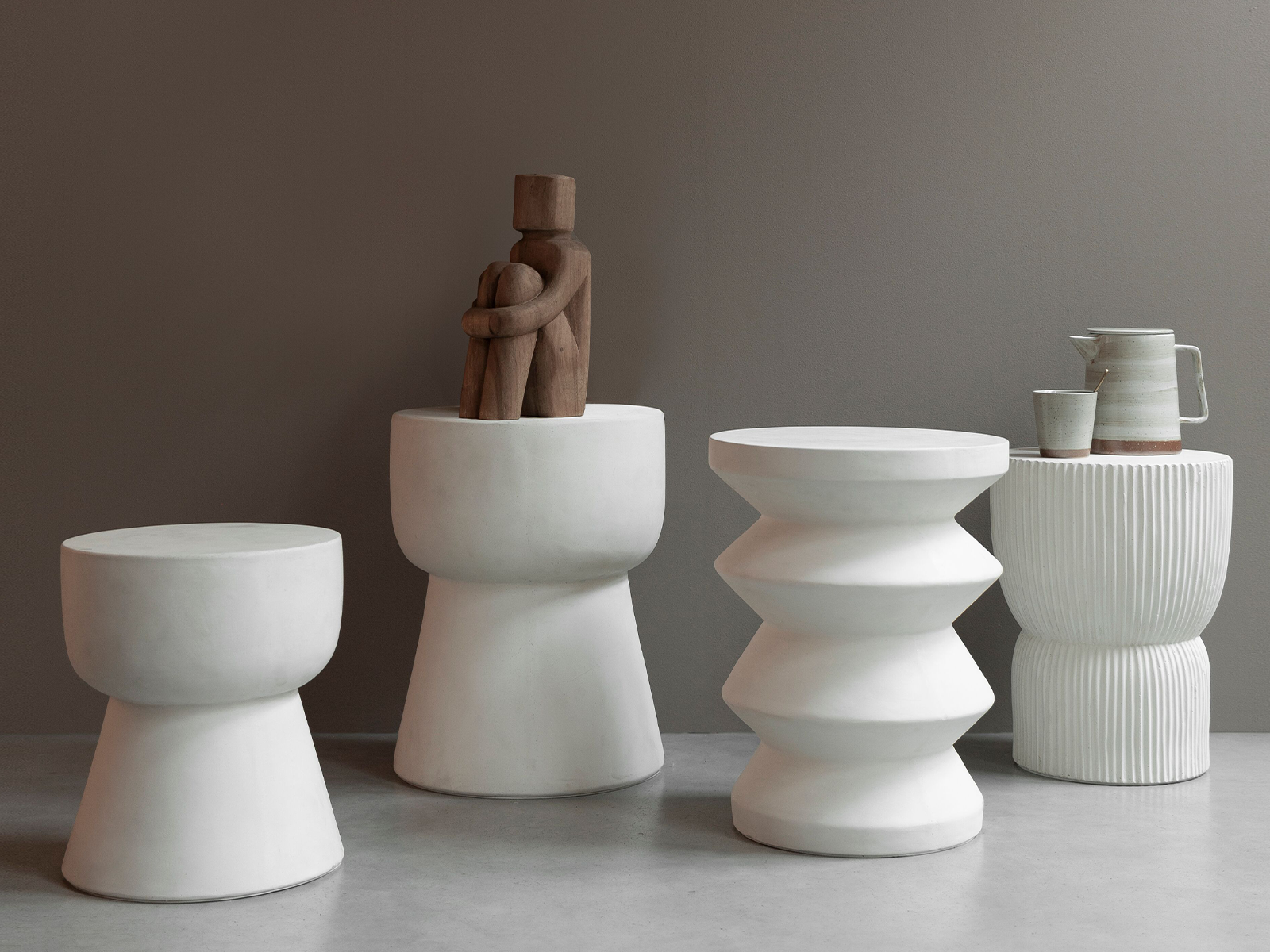 diverse bijzettafels in het wit