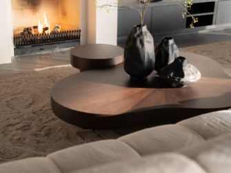 Donker rond tafelblad met subtiele houtstructuur