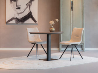 organische bistrotafel deer brown behandeling massief eiken met metaal zwart onderstel