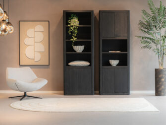 open vakken boekenkast in het zwart met opbergruimte