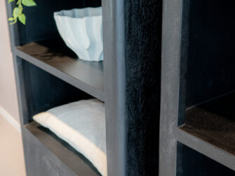 zwart mango hout open vakken kast