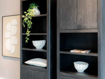 openvakken kast in het zwart