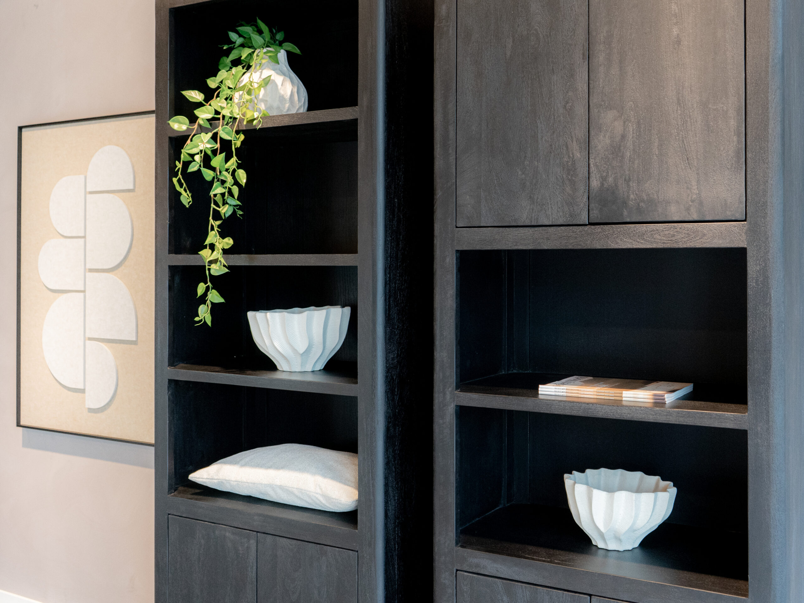 openvakken kast in het zwart