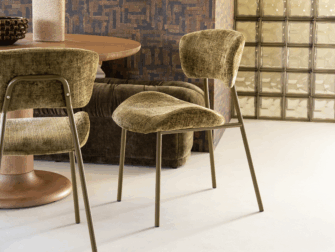 Design eetkamerstoel met afgeronde vormen en minimalistisch gekleurd metalen frame