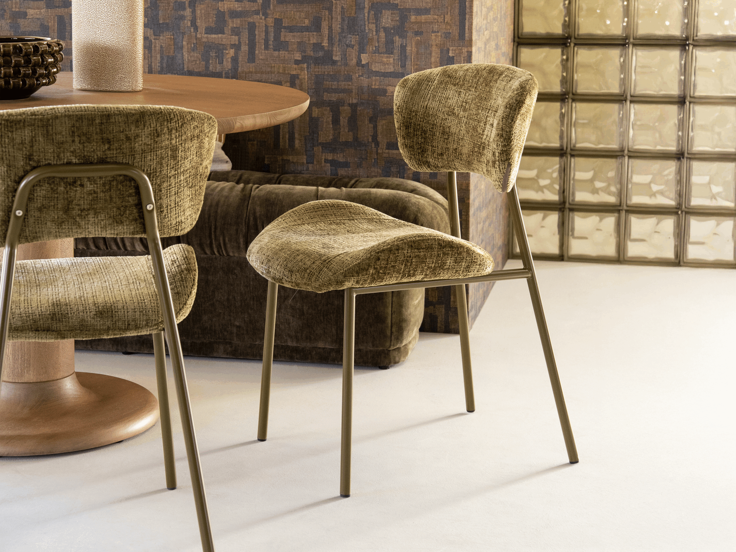 Design eetkamerstoel met afgeronde vormen en minimalistisch gekleurd metalen frame