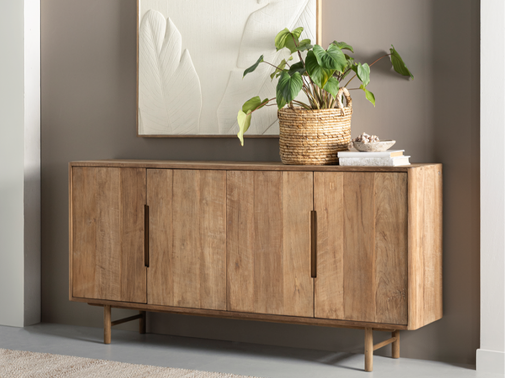 Stijlvol dressoir van teakhout, 180 cm lang met vier deuren. Ideaal voor een strakke en natuurlijke uitstraling