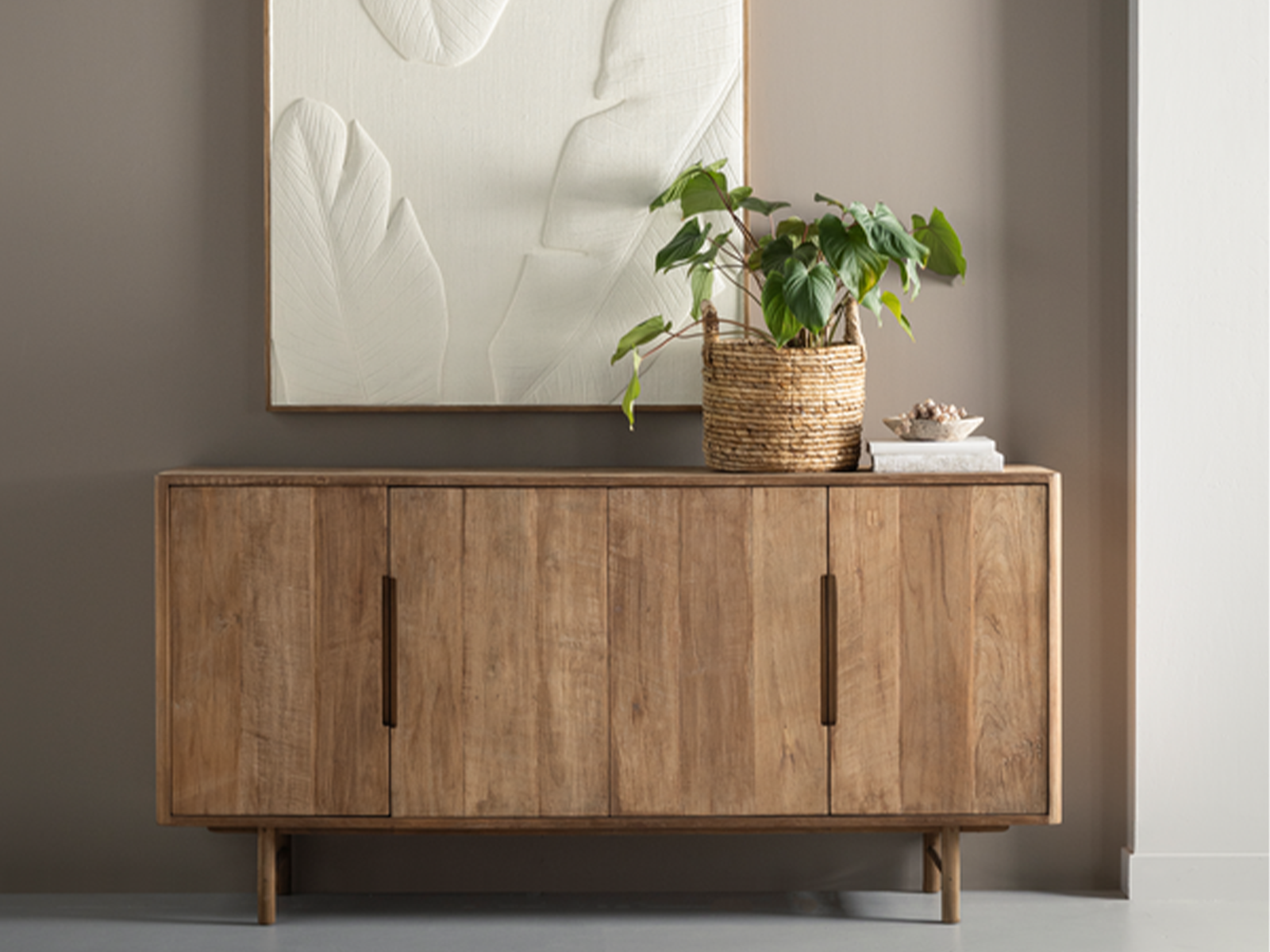 Compact teakhouten dressoir van 180 cm, voorzien van vier deuren. Perfect voor opbergruimte in de woonkamer of hal