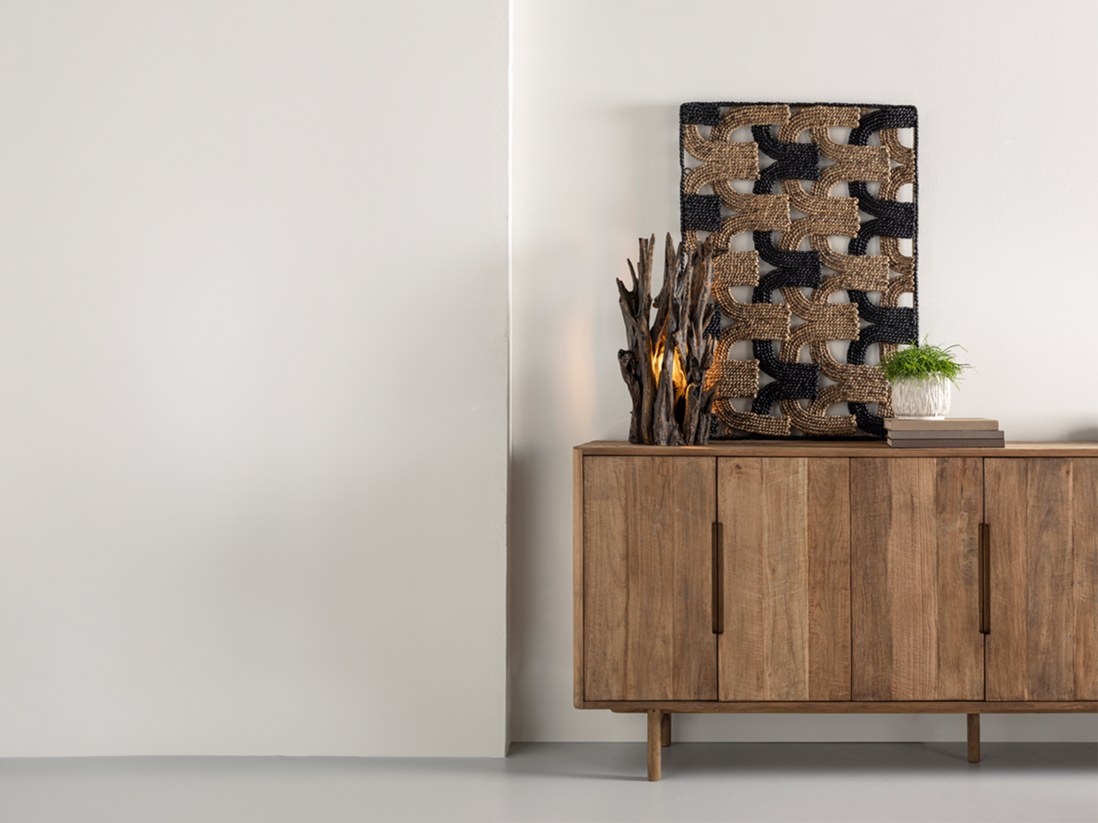 Teakhouten dressoir van 220 cm lang, voorzien van zes ruime deuren. Ideaal voor het opbergen van servies en accessoires