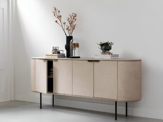 zandkleurig dressoir met zwarte poten en minimalistisch design 200cm