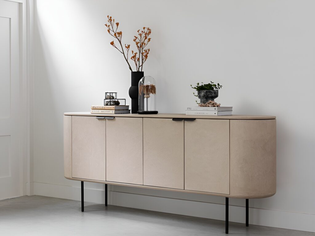 Stijlvol dressoir in zandkleur met zwarte poten en minimalistisch design