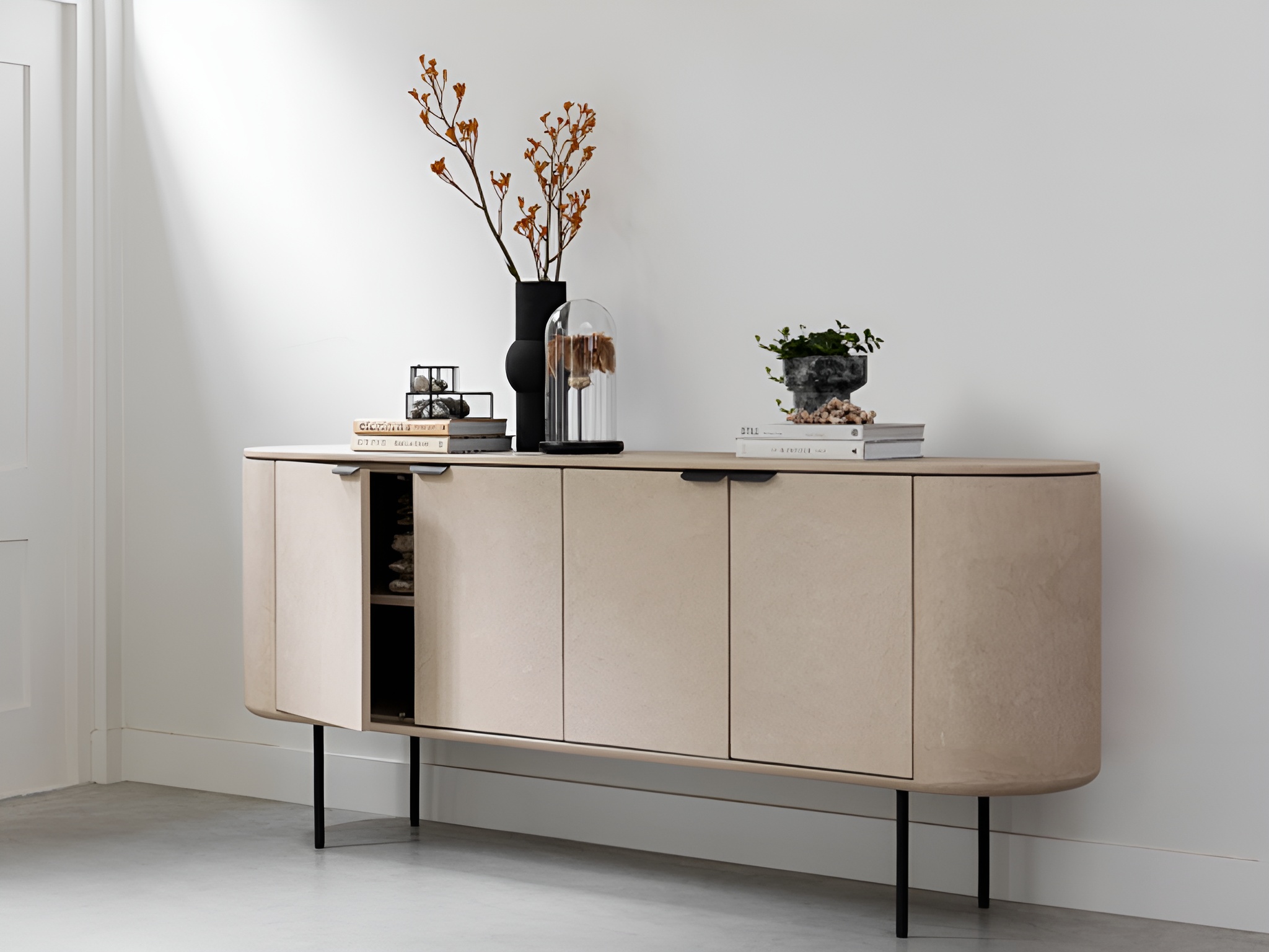 zandkleurig dressoir met zwarte poten en minimalistisch design 200cm