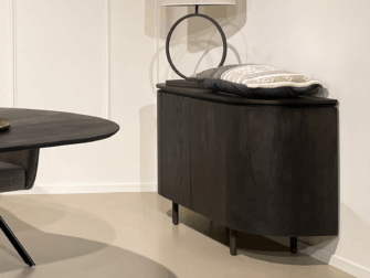 donkerbruine dressoir op houten pootjes