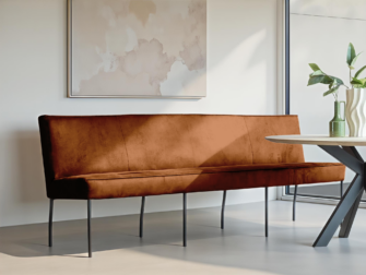 Tijdloze eetkamerbank in camel kleur voor een neutrale uitstraling