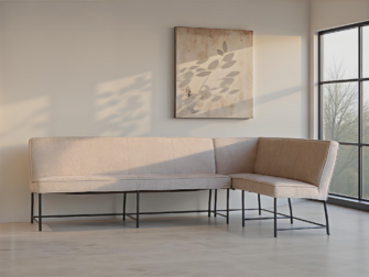Hoekbank in beige stof met strak zwart metalen frame