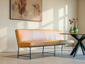 Warme cognac leer eetkamerbank met stoere uitstraling