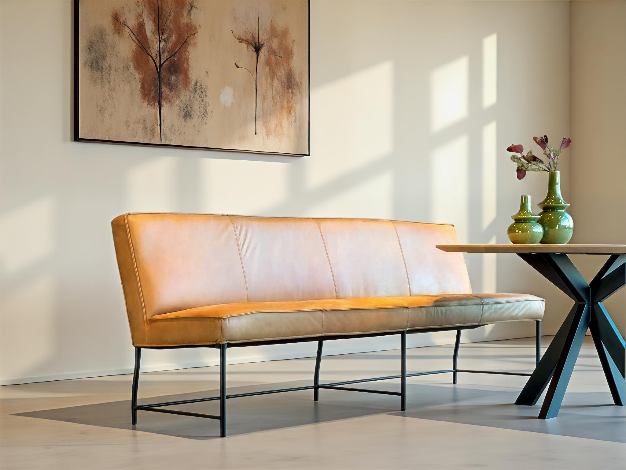 Warme cognac leer eetkamerbank met stoere uitstraling