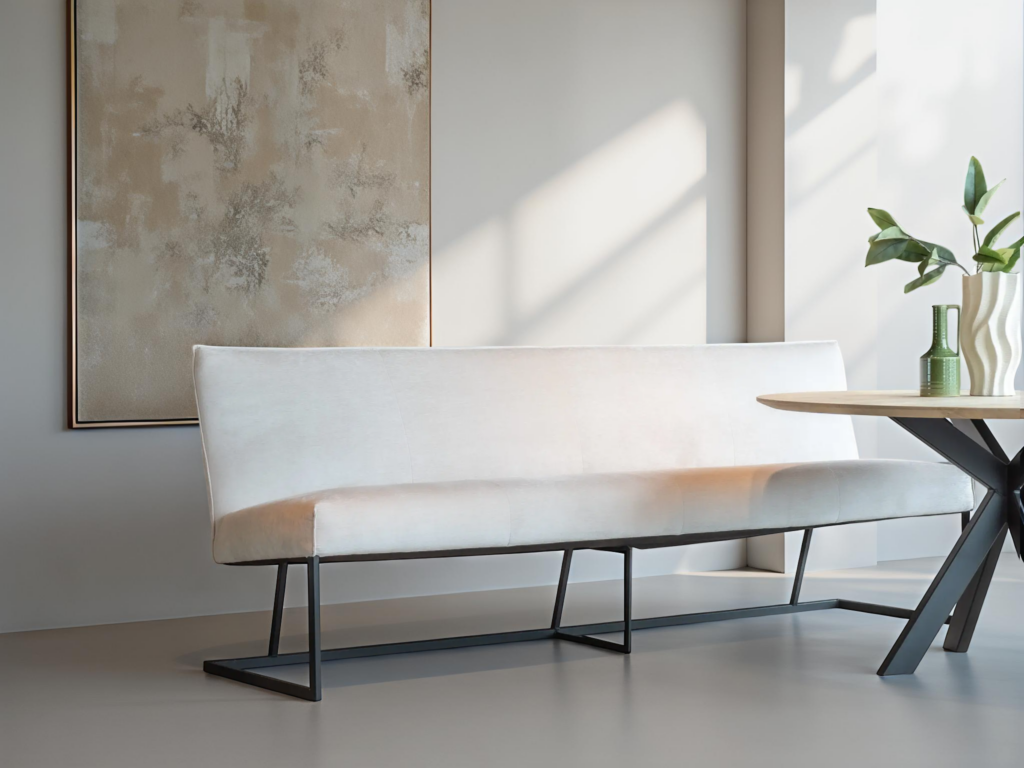 Strakke witte eetkamerbank met zwarte metalen poten