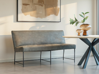 Grijze eetkamerbank met industriële uitstraling