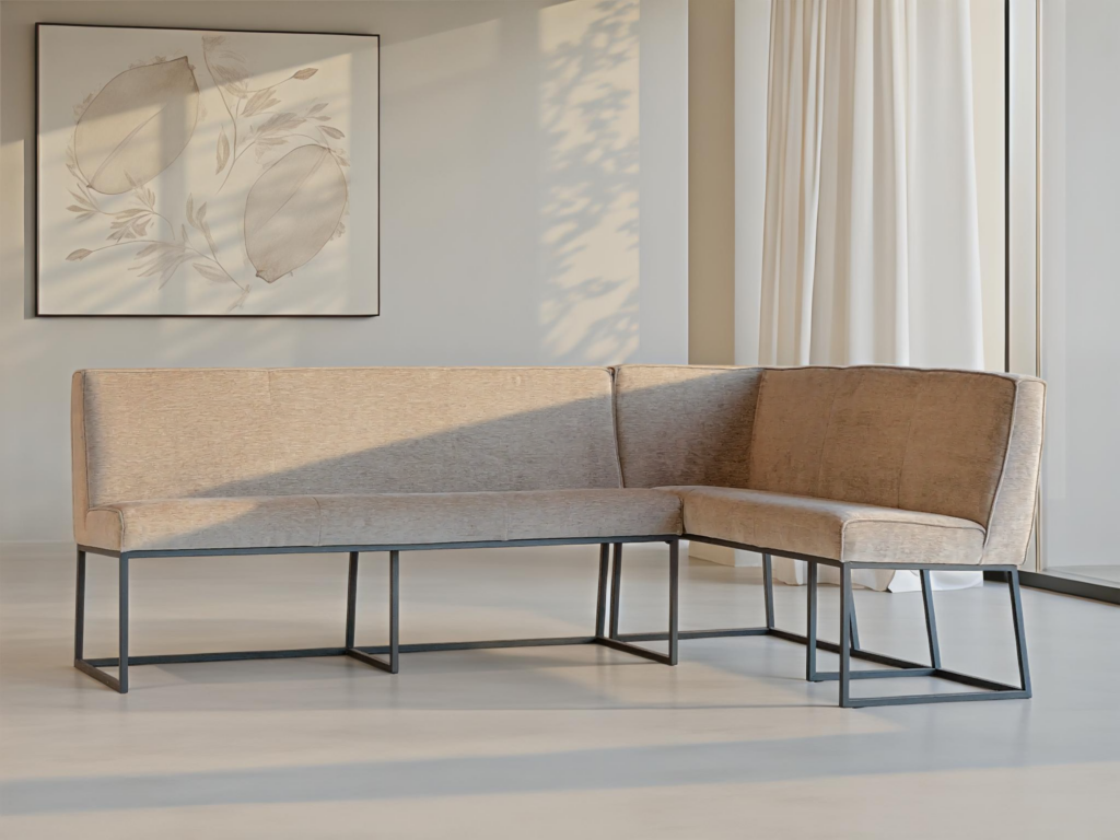 Hoekvormige taupe eetkamerbank met strak metalen onderstel