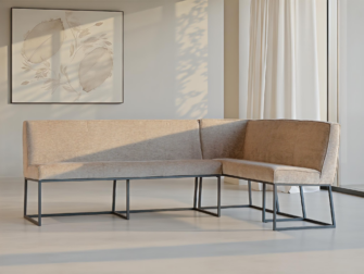 Hoekvormige taupe eetkamerbank met strak metalen onderstel