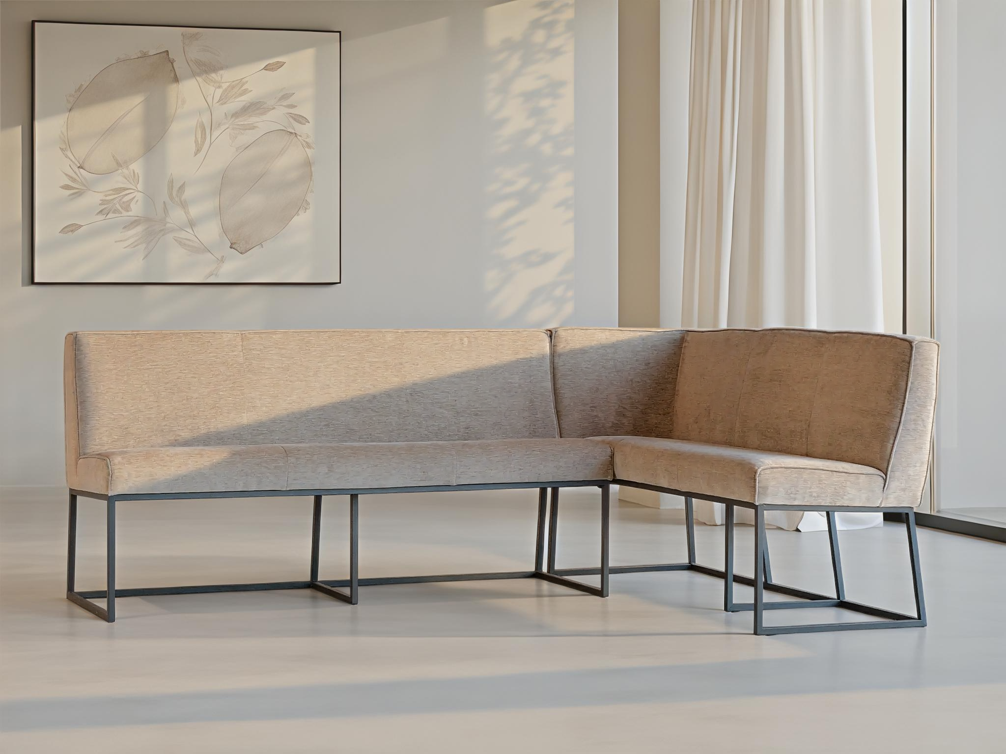 Hoekvormige taupe eetkamerbank met strak metalen onderstel