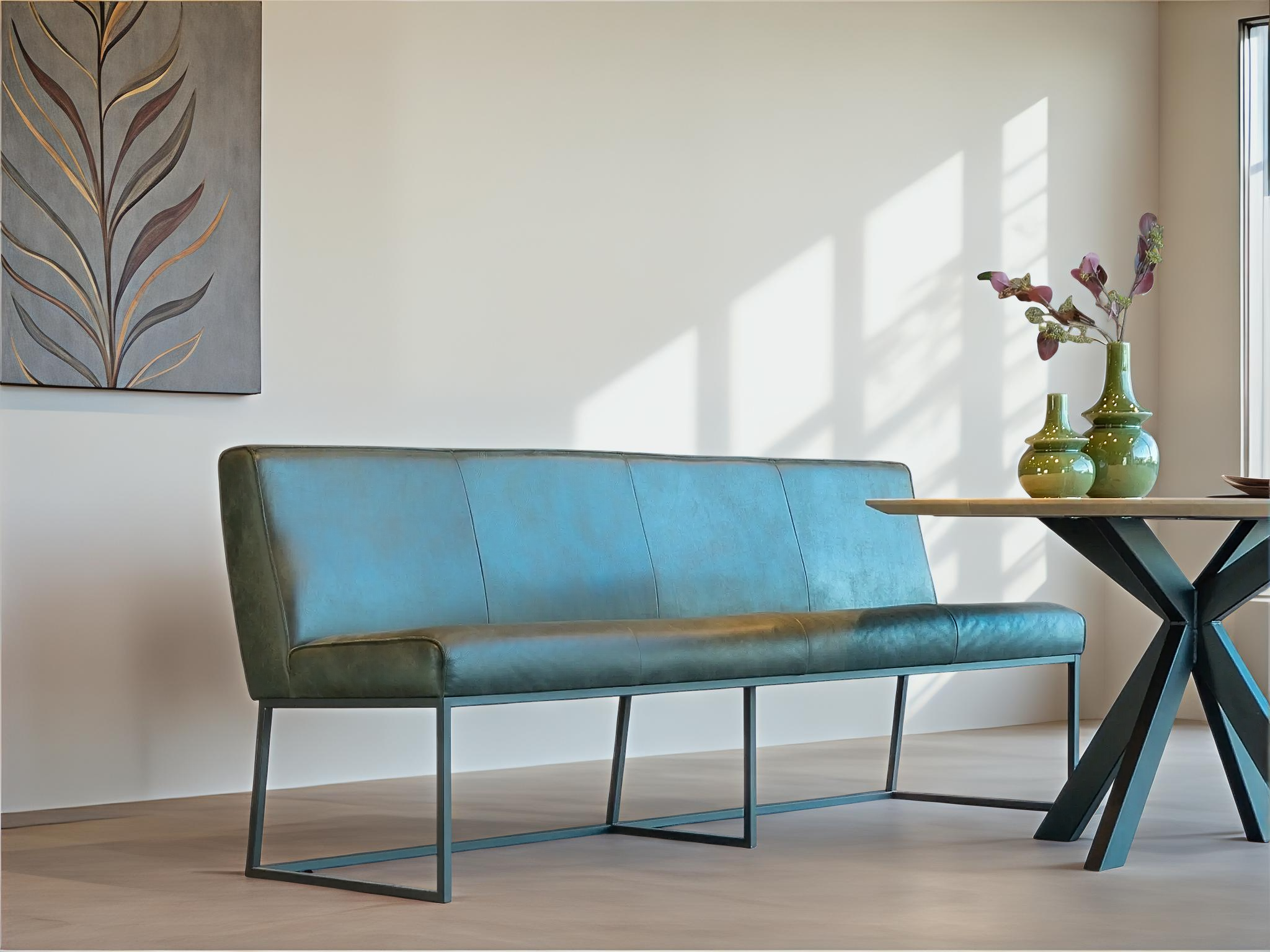 Eetkamerbank in donker groen leer met robuust zwart frame