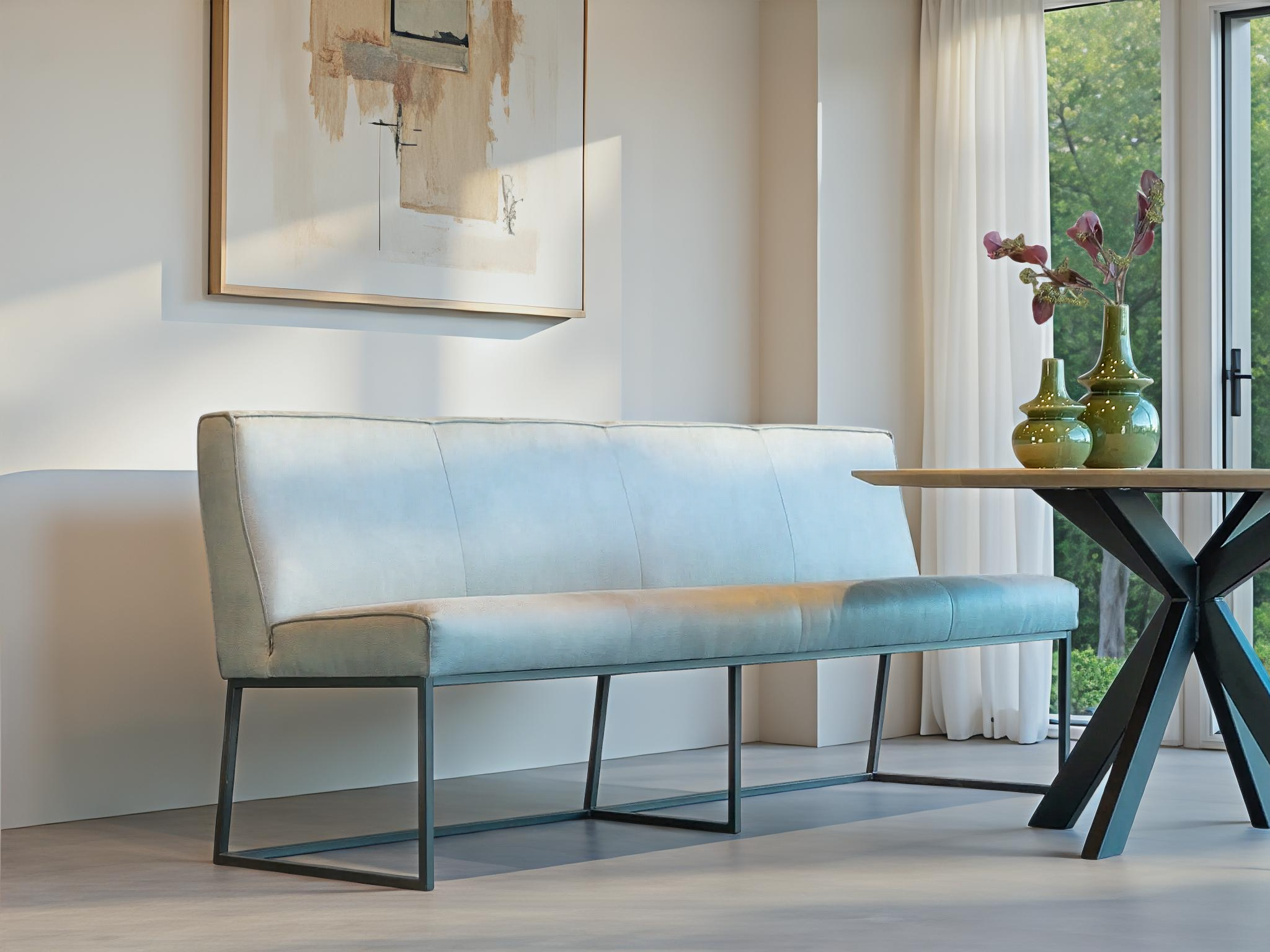 Moderne lichtblauwe eetkamerbank met zwart metalen onderstel