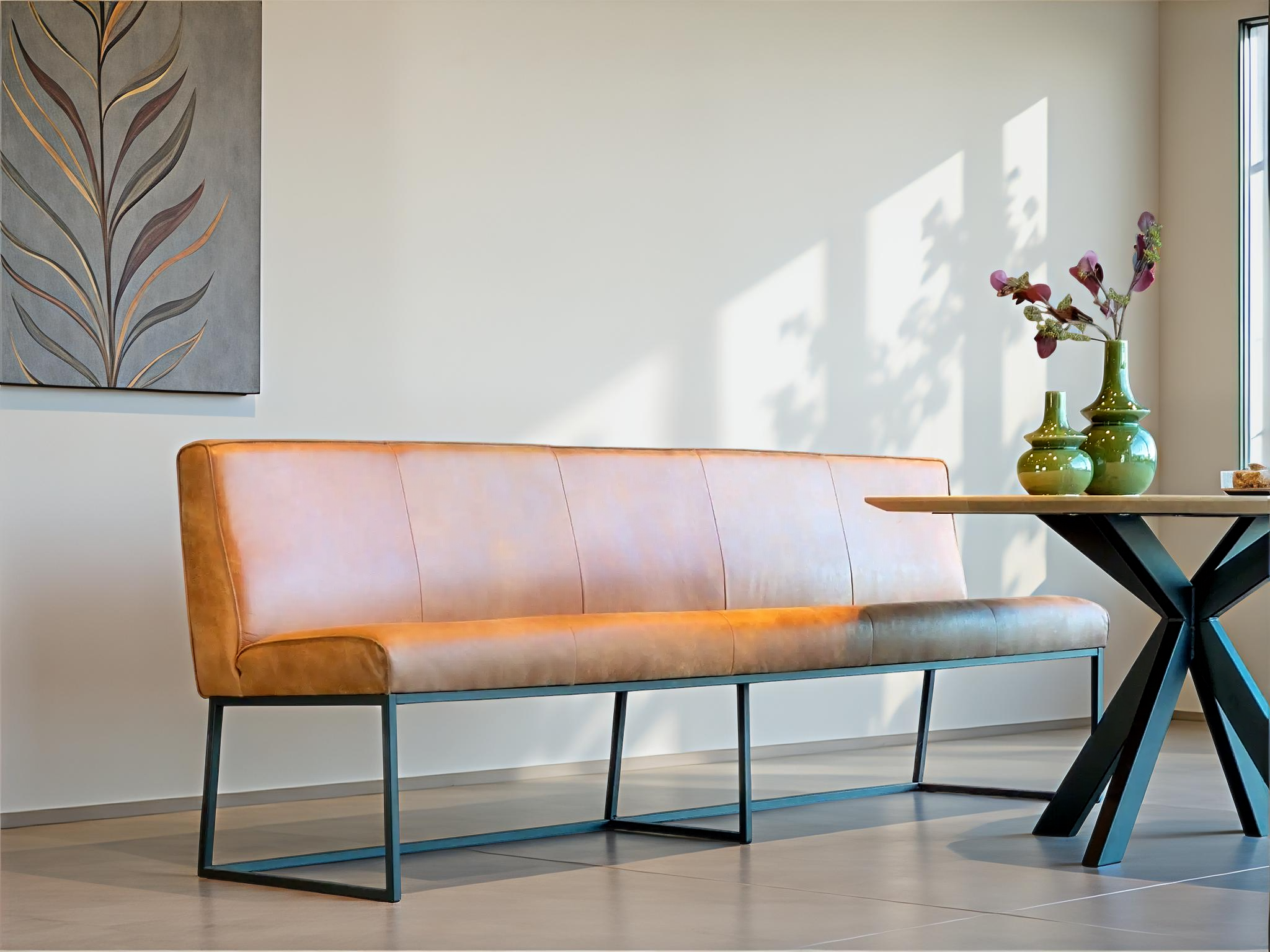 Compacte walnoot kleurige eetkamerbank met stevige metalen poten