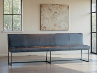 Moderne lichtblauwe eetkamerbank met zwart metalen onderstel