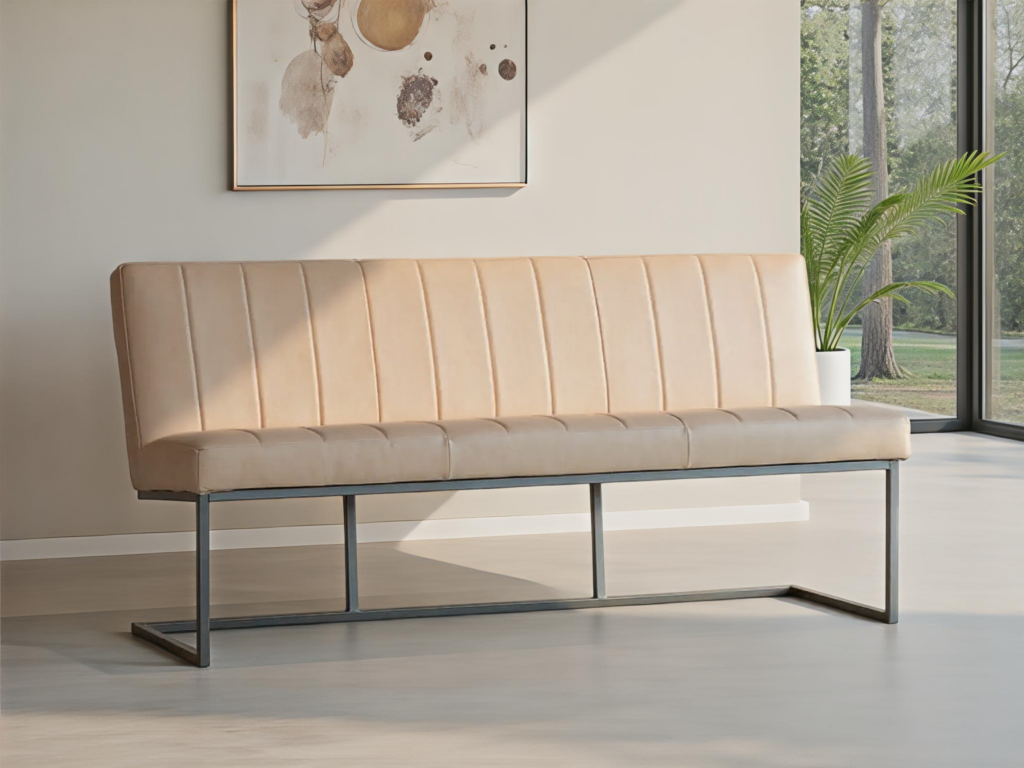 Neutrale taupe eetkamerbank met rechte rugleuning