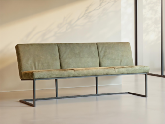 Tijdloze eetkamerbank in lederlook voor een stoere eetkameropstelling