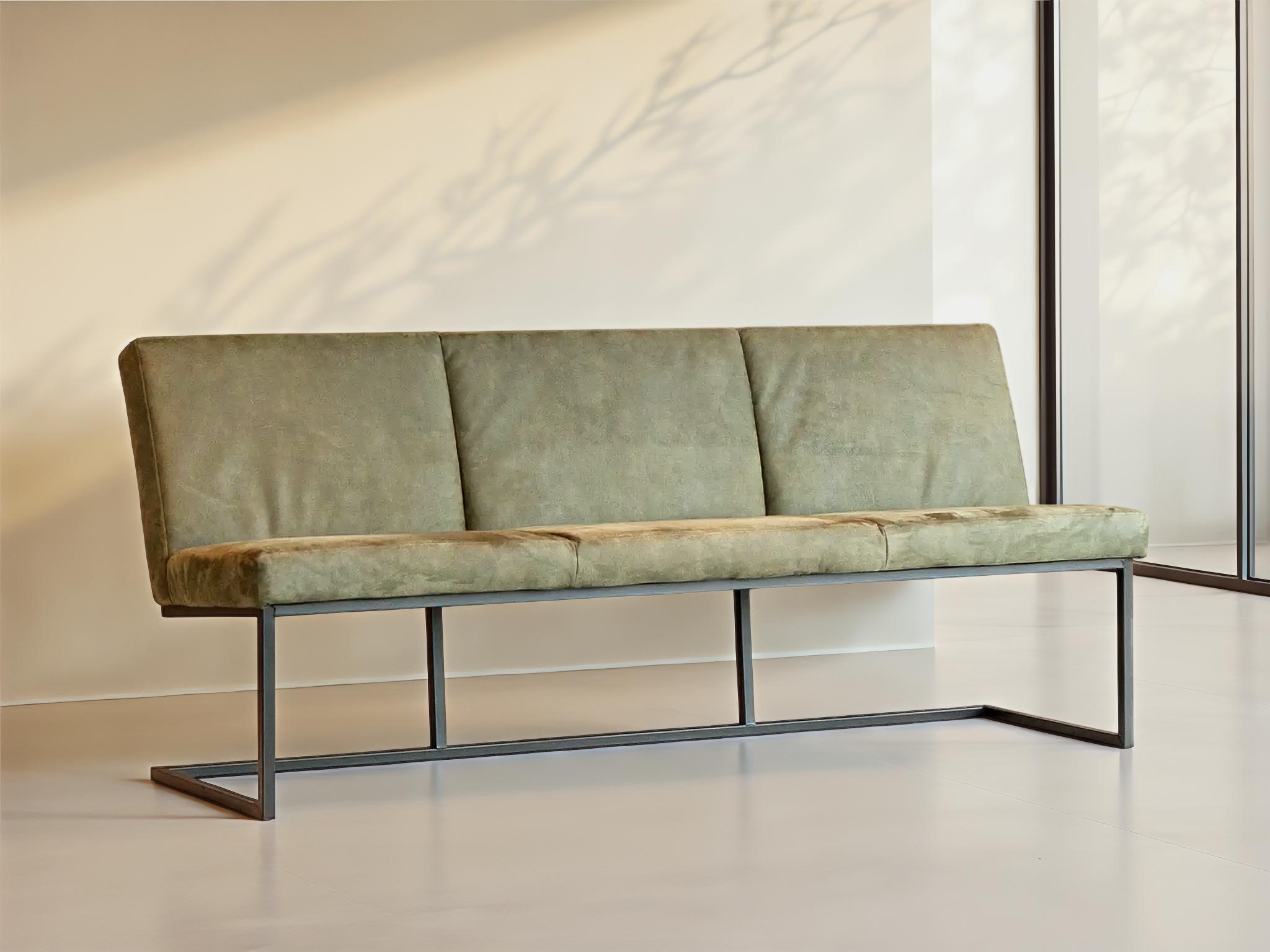 Tijdloze eetkamerbank in lederlook voor een stoere eetkameropstelling