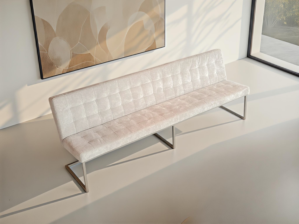Elegante eetkamerbank in zachte stof voor een luxe uitstraling