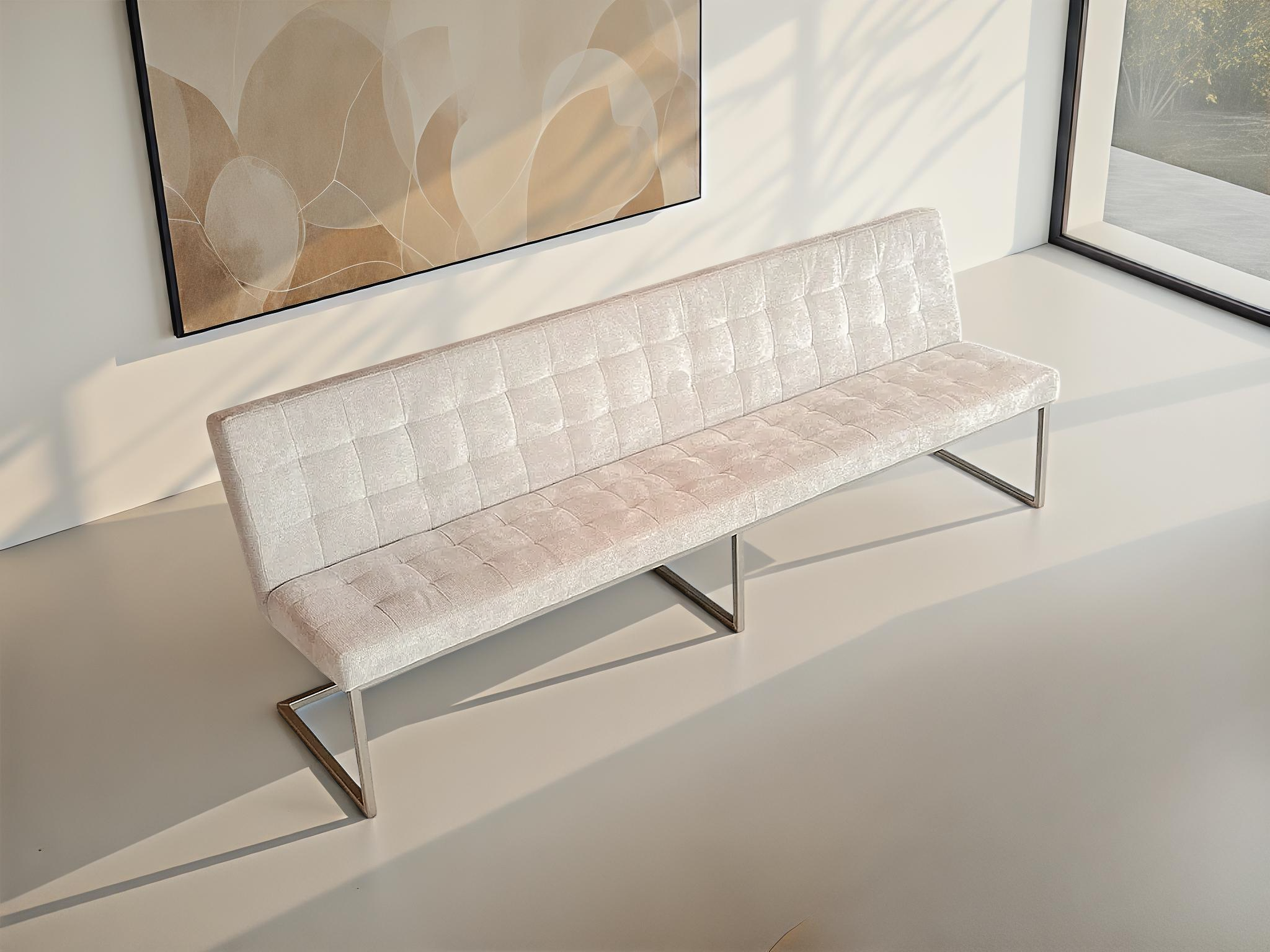 Elegante eetkamerbank in zachte stof voor een luxe uitstraling