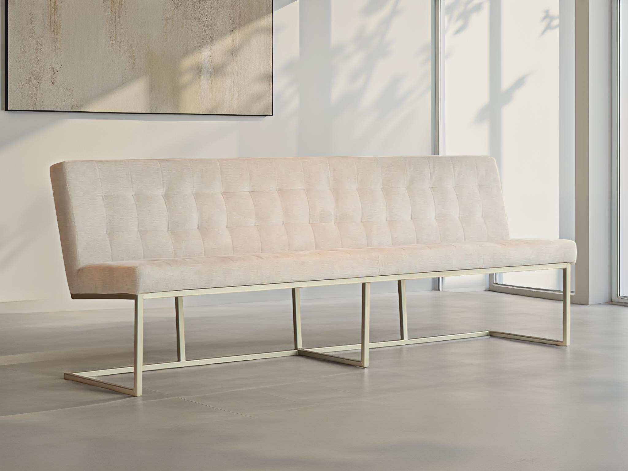 Modern witte eetkamerbank met slanke gekleurde metalen poten