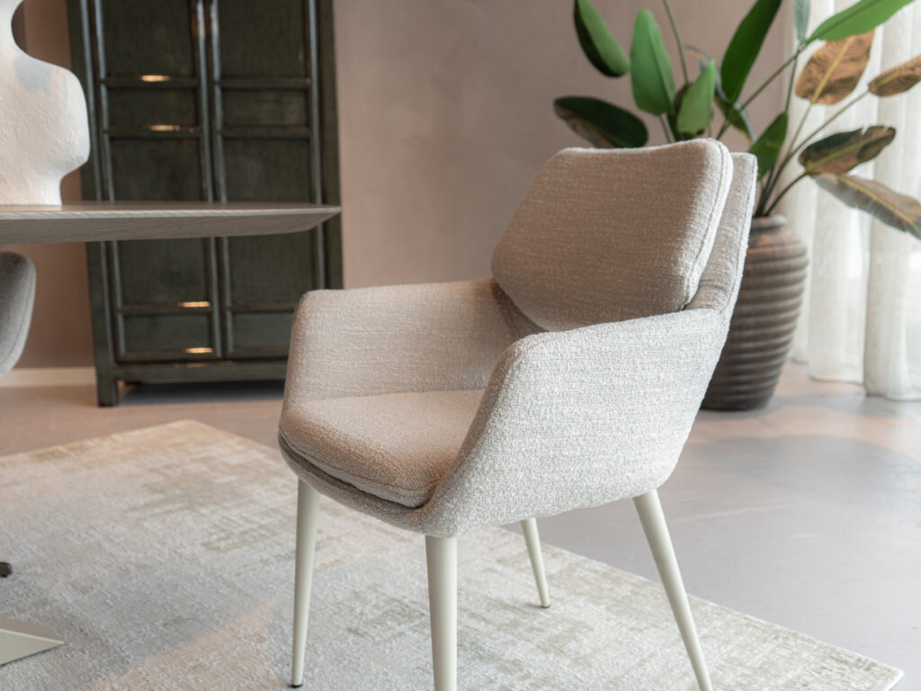 Eetstoel met elegante vormen en naar wens samen te stellen afwerking