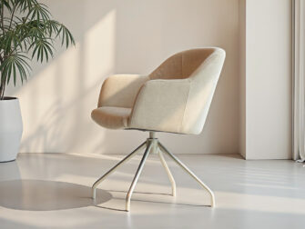 Crèmekleurige draaistoel met elegante vormen en uitnodigend zitcomfort