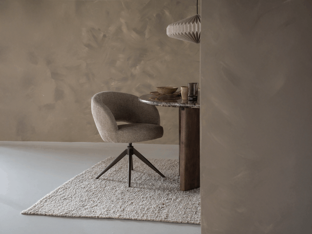 taupe kleur eetkamerstoel met rondingen