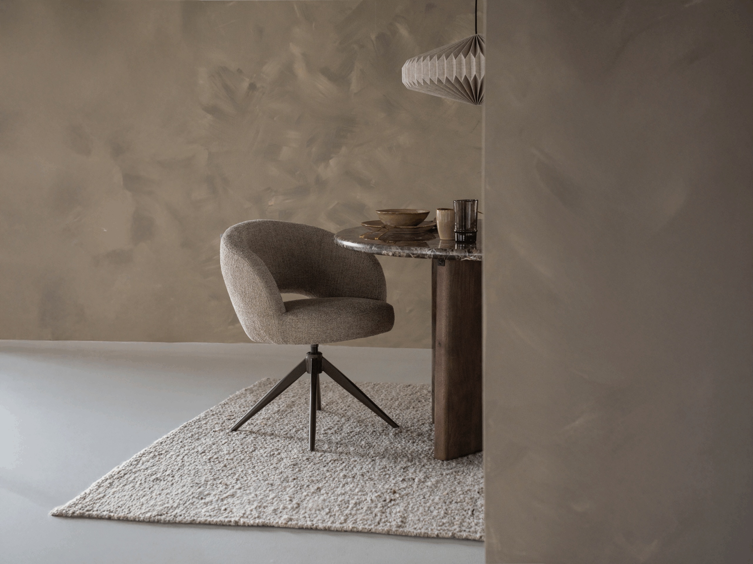 taupe kleur eetkamerstoel met rondingen