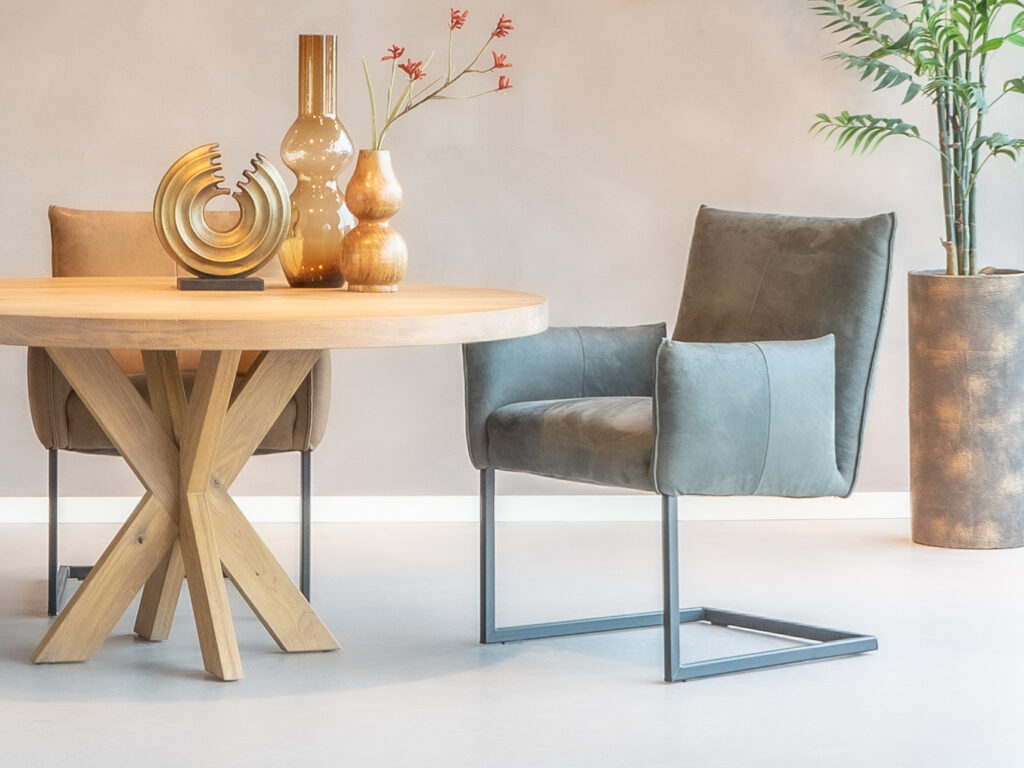 Eetkamerstoel met armleuning in grijs leer